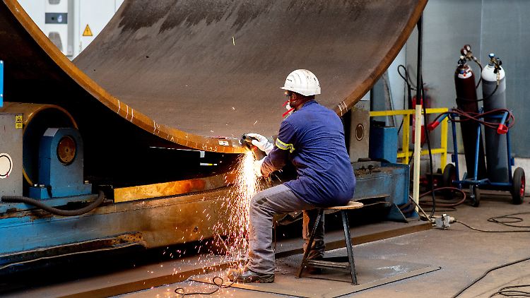 Nachlassende Lieferengpässe, das hohe Auftragspolster und die gesunkenen Energiepreise begünstigten die Fortsetzung der Erholung in der Industrie, schreibt die Bundesbank.