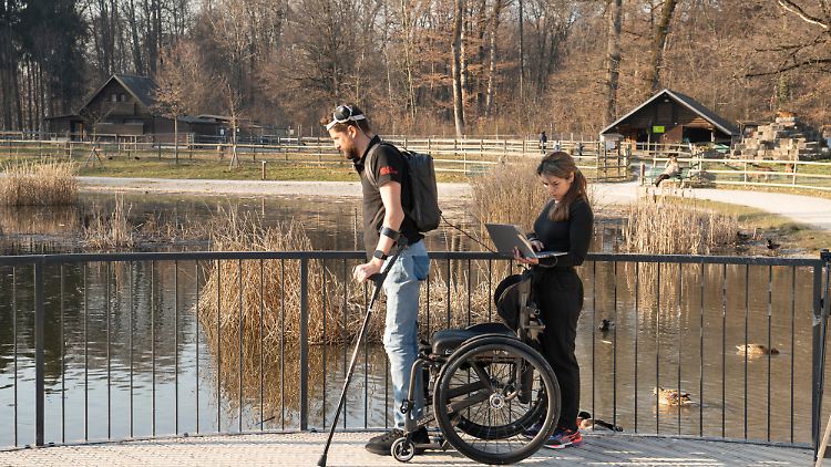 Mithilfe von Gehhilfen kann der 38-jährige Patient laut den Forschern nun in eingeschränktem Maße wieder laufen, Treppen steigen und sogar komplexes Gelände durchqueren.