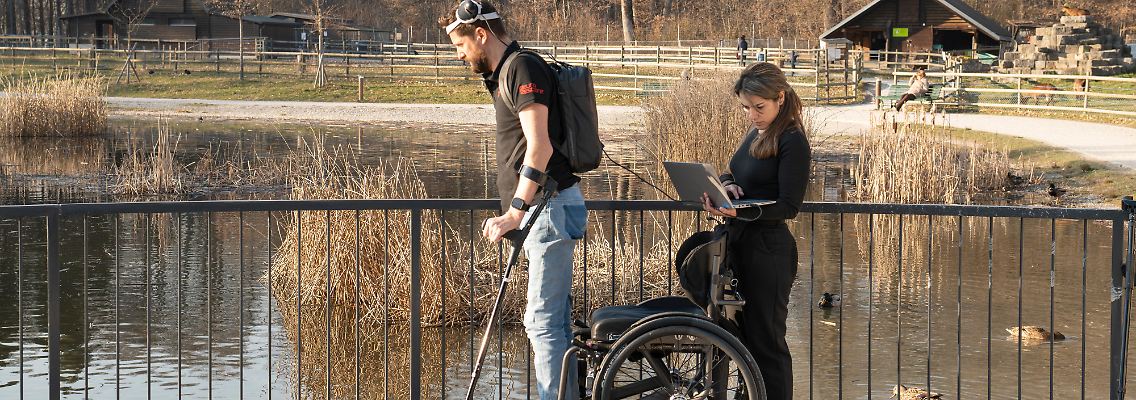 Gert-Jan-and-scientist-walking-with-digital-bridge_CHUV-Gilles-Weber_4203.jpeg