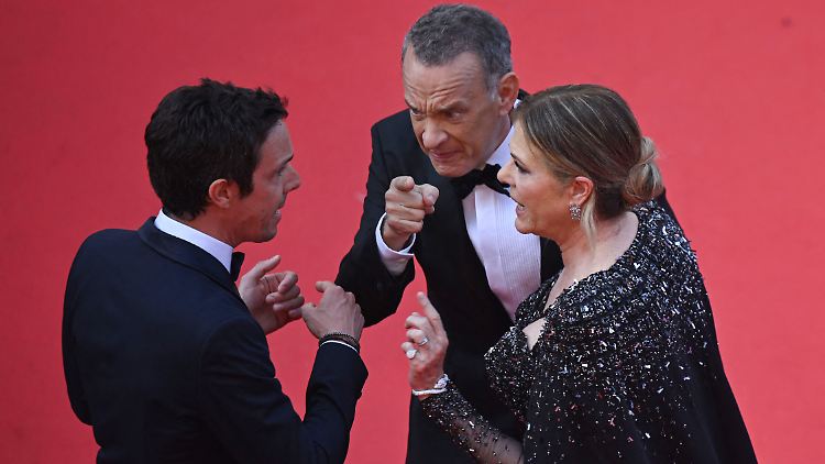 Eines der Fotos, hinter denen viele einen Streit vermuteten: Tom Hanks (M.) mit seiner Frau Rita Wilson und einem Festival-Mitarbeiter.