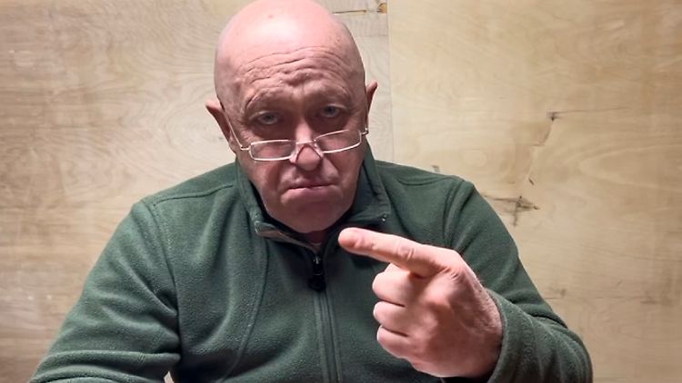 "Während wir nach den Nazis suchten, töteten wir jeden, den wir finden konnten", sagt Wagner-Chef Prigoschin in einem Interview. 
