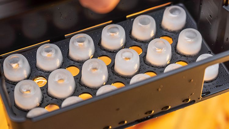 Die fertigen Eiswürfel kann man einfach mit ihrem Körbchen aus dem Wasserbehälter heben.