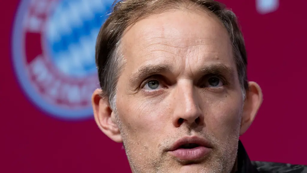 Trainer-Thomas-Tuchel-von-Muenchen-nimmt-nach-dem-Spiel-an-einer-Pressekonferenz-teil