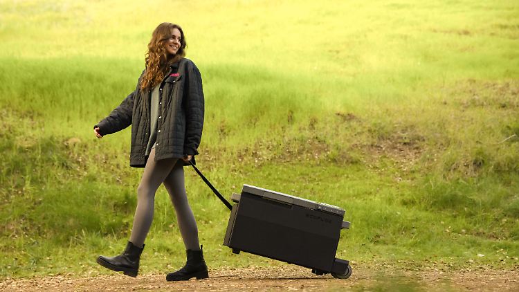 Mit Teleskop-Griff und Rollen lässt sich auch eine gefüllte Kühlbox ganz gut transportieren.