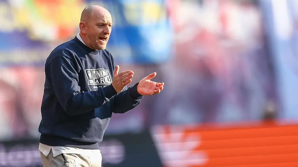 Darmstadts-Trainer-Torsten-Lieberknecht-reagiert-an-der-Seitenlinie