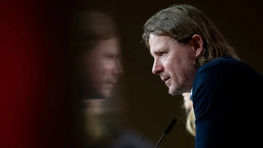 05-Trainer-Bo-Henriksen-von-Mainz-vor-dem-Spiel-gegen-den-VfL-Bochum