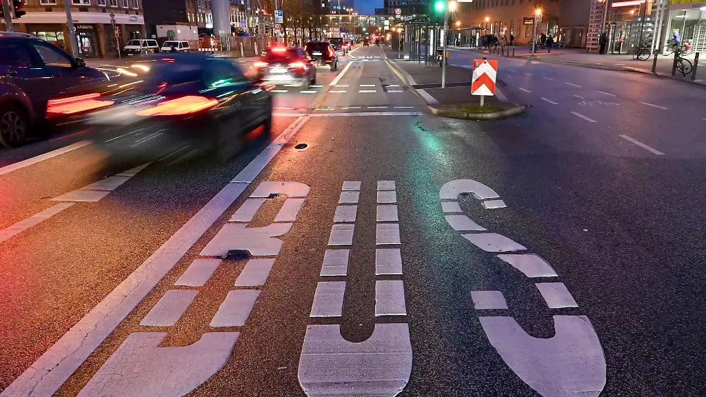 Wegen-eines-Warnstreiks-der-Kieler-Verkehrs-Gesellschaft-KVG-bleibt-die-Busspur-am-Hauptbahnhof-leer