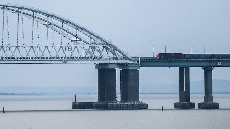 Die Kertsch-Brücke war vor dem Angriffskrieg der einzige Landweg, der die völkerrechtswidrig annektierte Krim mit Russland verbunden hat.