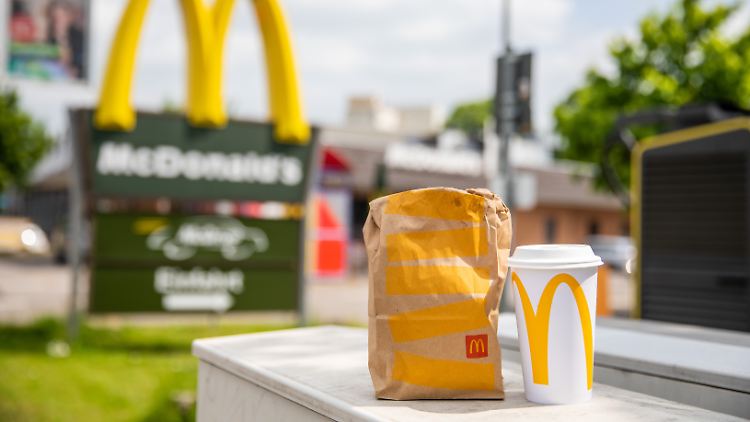Typische Einweg-Verzehrutensilien vor der McDonald's-Filiale in Tübingen.