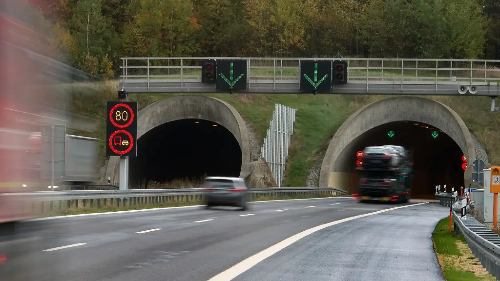 Lastkraftwagen-und-Personenkraftwagen-fahrenin-den-Tunnel-Koenigshainer-Berge
