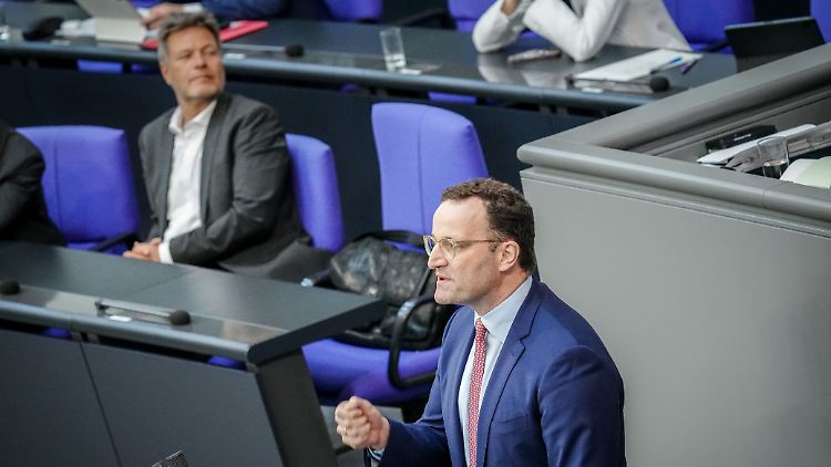 Jens Spahn ist entrüstet über den Zustand der Ampel. Robert Habeck darf dem nur lauschen.