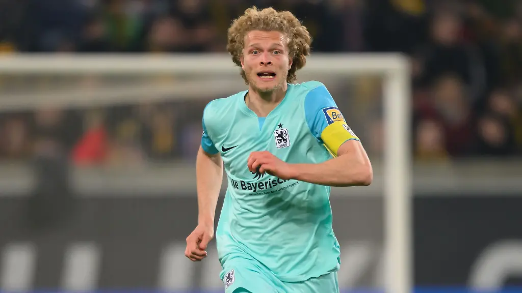 Muenchens-Jesper-Verlaat-spielt-den-Ball-Der-Kapitaen-hat-seinen-am-Saisonende-auslaufenden-Vertrag-bei-den-Loewen-verlaengert