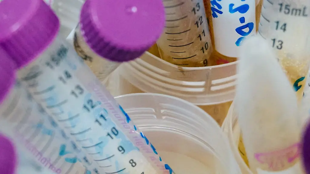 Tiefgefrorene-Urinproben-liegen-in-einem-Labor-des-Landesamt-fuer-Natur-Umwelt-und-Verbraucherschutz-Lanuv-Nordrhein-Westfalen-in-einem-Kuehlschrank