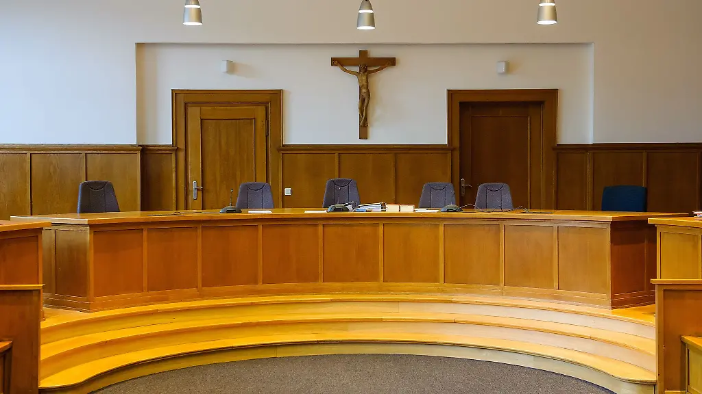 Die-Richterbank-eines-Saals-im-Landgericht