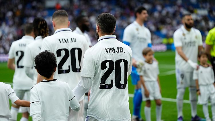 Die Real-Spieler liefen mit Trikots ihres Teamkollegen auf.