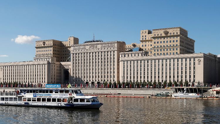 Vergangenheit: Sonnenschein und kein Rauch über dem russischen Verteidigungsministerium in Moskau.