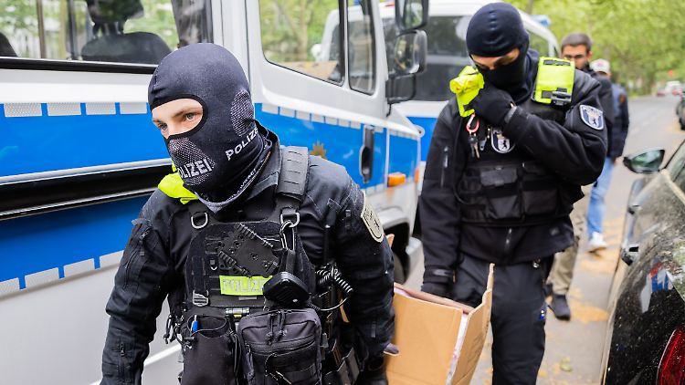 Sondereinsatzkräfte der Polizei durchsuchten in sieben Bundesländern - hier in Berlin - Wohnungen und Geschäftsräume von Anhängern der Letzten Generation.