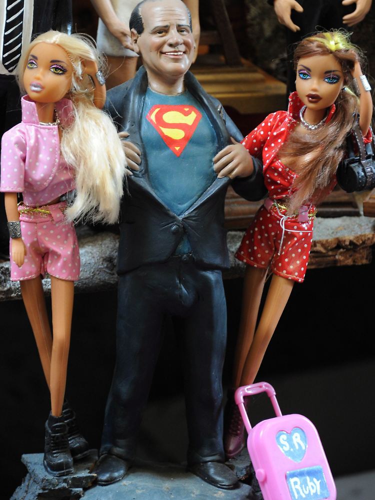 Erfreuen Touristen und Einheimische in Neapel: Berlusconi als Superman mit Barbie-Puppen in einem Handwerksladen..
