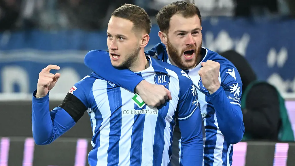 Karlsruhes-Torschuetze-Christoph-Kobald-l-jubelt-mit-Budu-Zivzivadze-nach-dem-Tor-zum-1-0