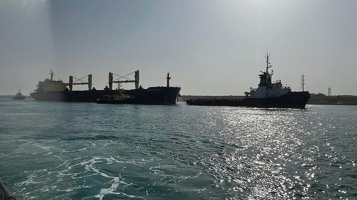 Die "Xin Hai Tong 23" fährt unter der Flagge Hongkongs und kam aus Saudi-Arabien. Hier wird das Massengutfrachtschiff abgeschleppt.