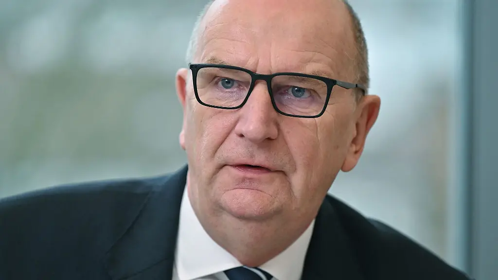 Dietmar-Woidke-SPD-Ministerpraesident-in-Brandenburg-nimmt-an-einer-Pressekonferenz-teil