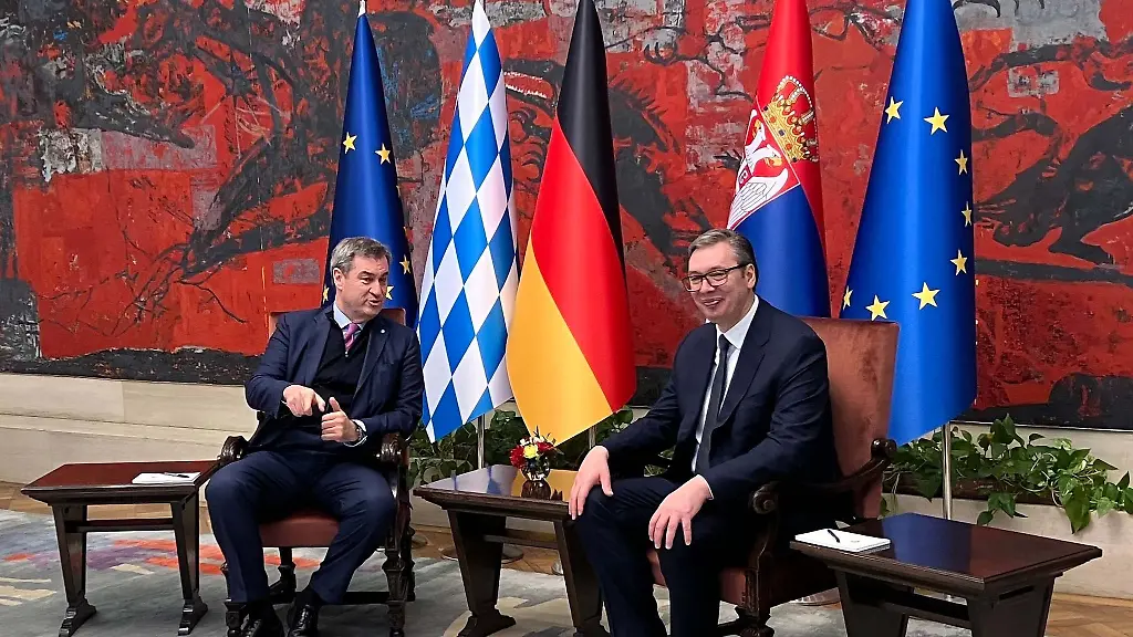 Markus-Soeder-CSU-l-Ministerpraesident-von-Bayern-und-Serbiens-Praesident-Aleksandar-Vucic-sitzen-im-Palast-Serbien-in-Belgrad