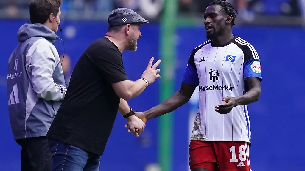 Hamburgs-Trainer-Steffen-Baumgart-l-spricht-mit-Hamburgs-Bakery-Jatta