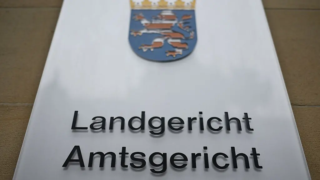 Ein-Schild-mit-der-Aufschrift-Landgericht-Amtsgericht-ist-an-der-Fassade-eines-Gerichtsgebaeudes-angebracht