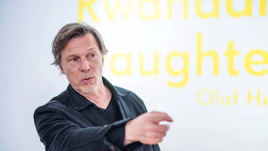 Fotograf-Olaf-Heine-steht-bei-einem-Presserundgang-zu-seiner-Ausstellung-in-der-Kunsthalle-Rostock