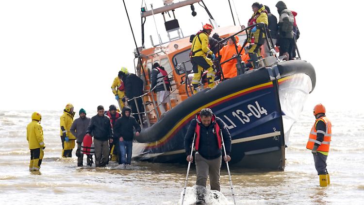 45.000 Menschen sollen 2022 mit Booten über den Ärmelkanal nach Großbritannien gelangt sein.