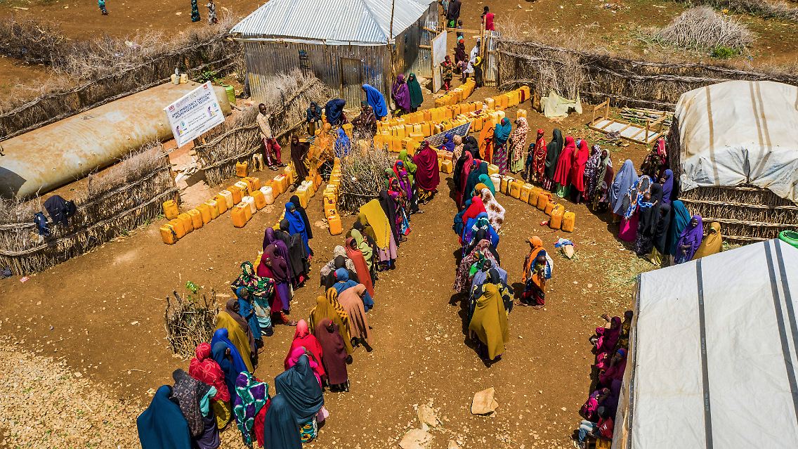 Hunderttausende Menschen mussten wegen der Dürren in den letzten Jahre ihre Heimat verlassen. In diesem Lager für Binnenvertriebene in Somalia stehen Frauen für Wasser an.