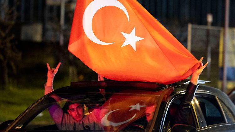 Am Abend der Präsidentschaftswahl in der Türkei wird in Duisburg bei Feierlichkeiten der "Wolfsgruß" der rechtsextremen Grauen Wölfe gezeigt.