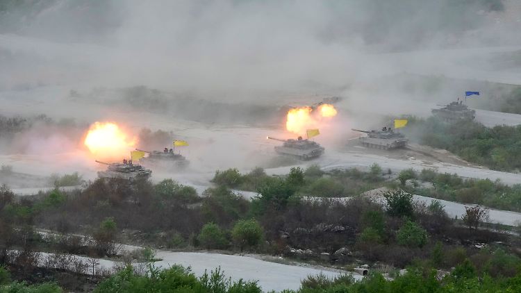 Panzer von Typ K2 Black Panther der südkoreanischen Armee feuern während gemeinsamer Militärübungen mit den USA.