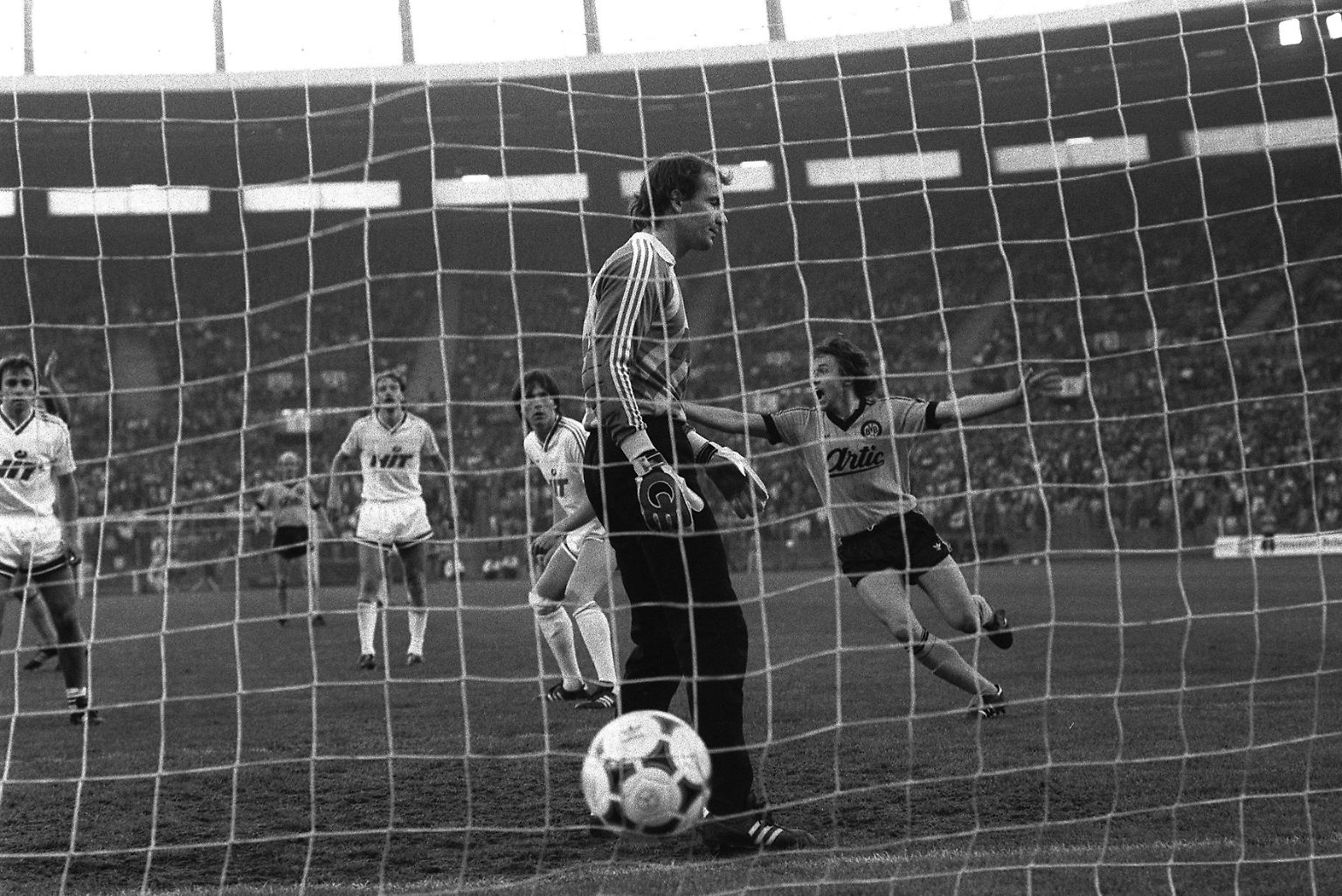 „Ich bin giftiger wie die giftigste Schlange", sagt Jürgen Wegmann einst - weswegen man den Stürmer "die Kobra" nennt. Von 1983 bis 1986 und 1989 bis 1993 spielt er beim BVB. Seine größte Tat in schwarzgelb: 1986 rettet Wegmann die Dortmunder in der Relegation gegen Fortuna Köln in ein Entscheidungsspiel. 1989 gewann Wegmann mit dem BVB den Supercup.  