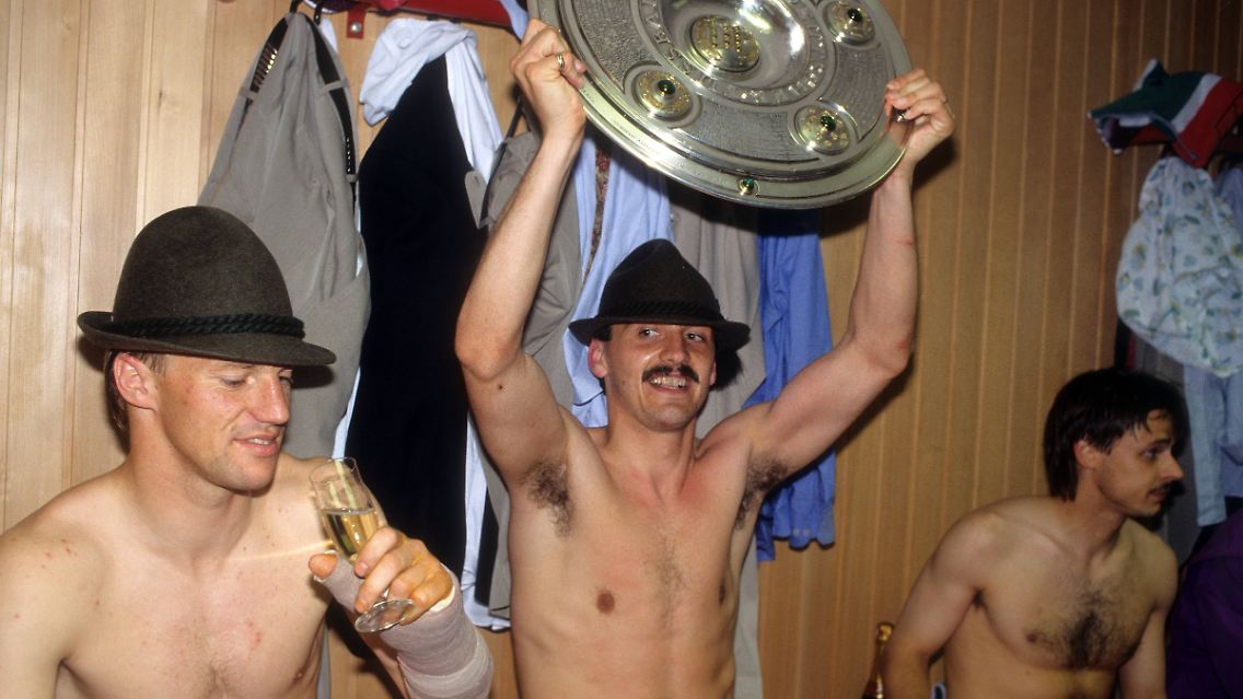 Zwei Jahre verteidigte Jürgen Kohler für den FC Bayern, reifte zu einem der besten Abwehrspieler seiner Zeit. 55 Mal lief Kohler für den FCB auf, gewann 1990 mit Kollegen wie Hansi Pflügler und Olaf Thon die Meisterschaft.