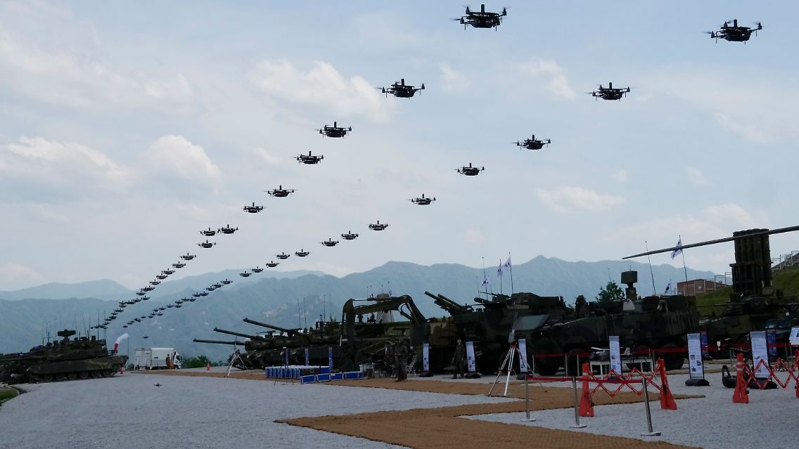 Drohnen der südkoreanischen Armee fliegen über dem Übungsplatz.