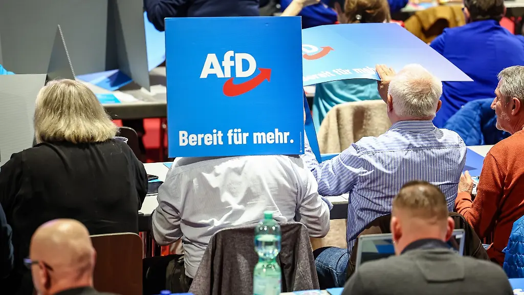 Ein-Delegierter-der-AfD-albert-mit-einer-mobilen-Wahlkabine-auf-dem-Landesparteitag-der-AfD-herum