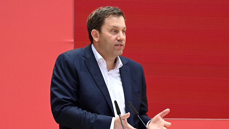 Lars Klingbeil und die Sozialdemokraten wollen bis Dezember ein Konzept vorlegen.