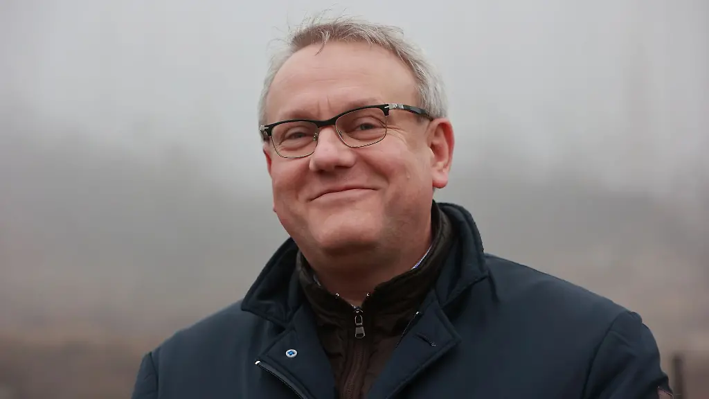 Landrat-Goetz-Ulrich-Burgenlandkreis-steht-auf-dem-Bahnhof-in-Schierke