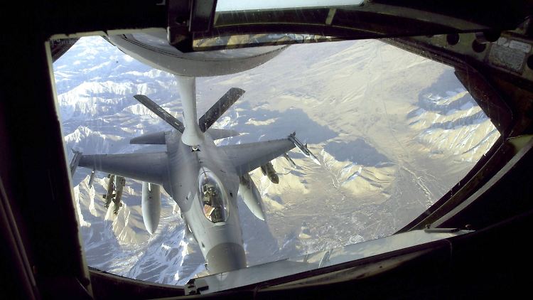 Ein Kampfjet F-16 von der US Air Force wird über Afghanistan betankt.
