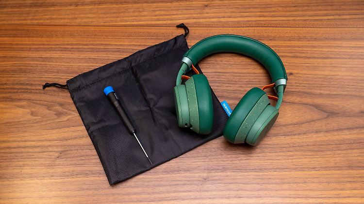 Der Kopfhörer kommt mit einer Tasche, deren Textil ebenfalls zu 100 Prozent recycelt ist. Außerdem ist ein kleiner Schraubenzieher dabei, um Komponenten abzuschrauben.