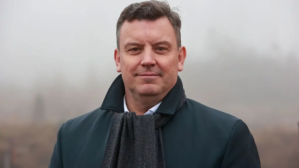 Landrat-Andre-Schroeder-steht-zu-Beginn-einer-Tagung-auf-dem-Bahnhof-Schierke