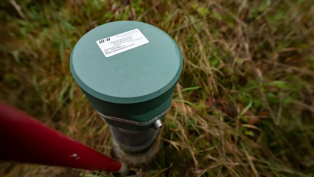 Eine-Grundwassermessstelle-der-Landesanstalt-fuer-Umwelt-Baden-Wuerttemberg-LUBW-steht-auf-einer-Wiese-bei-Markgroeningen