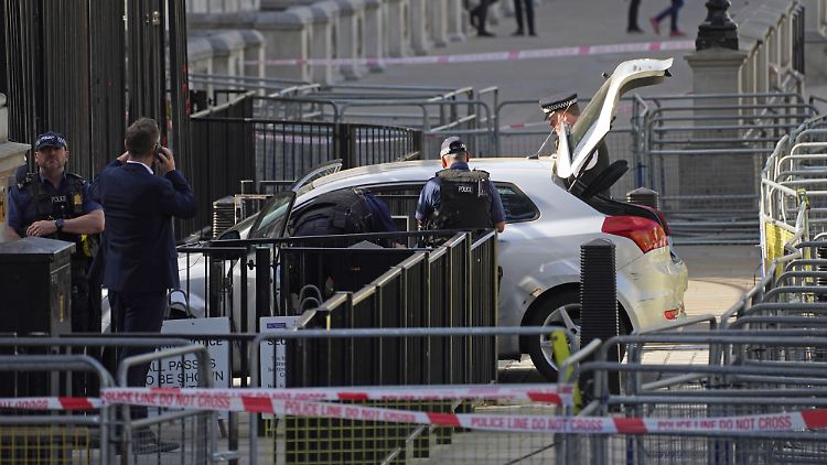 Aufnahmen zeigten, dass der Mann nochmals abbremste, bevor er auf die Absperrung zufuhr.