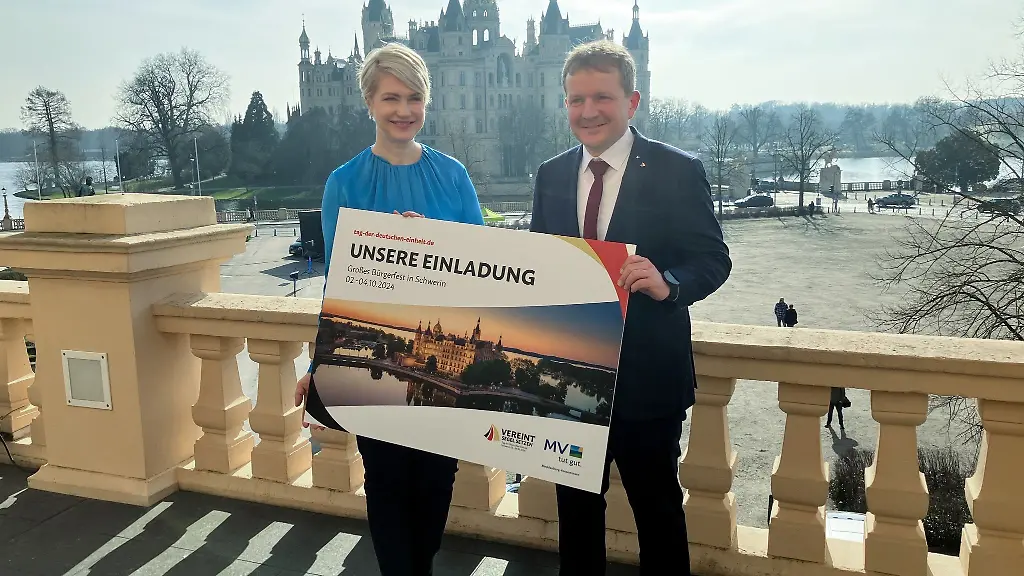 Rico-Badenschier-SPD-und-Manuela-Schwesig-SPD-halten-eine-Einladung-zu-den-Feierlichkeiten-zum-Tag-der-Einheit