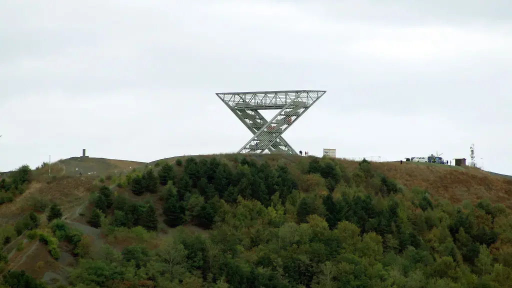 In-150-Metern-Hoehe-auf-der-ehemaligen-Bergehalde-Duhamel-in-Ensdorf-Kreis-Saarlouis-steht-das-Saarpolygon