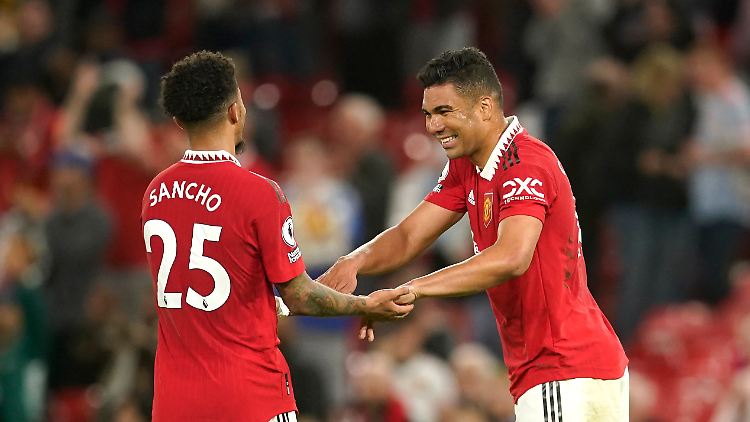 Jadon Sancho und Torschütze Casemiro feiern ihren Sieg gegen Chelsea.