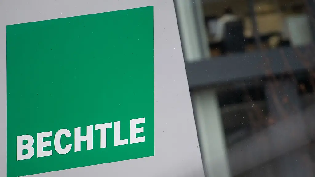 Ein-Schild-mit-dem-Logo-der-IT-Firma-Bechtle-steht-vor-dem-Unternehmensgebaeude