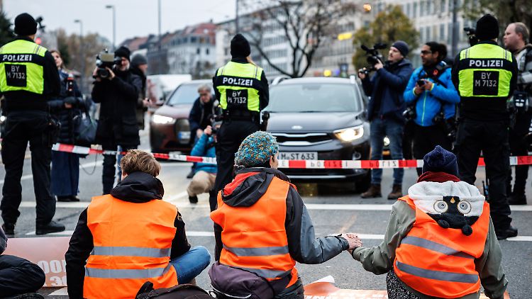 Die Letzte Generation protestiert friedlich, ihre Forderungen sind moderat. Dass es sich um eine kriminelle oder extremistische Bewegung handeln könnte, wird bezweifelt.