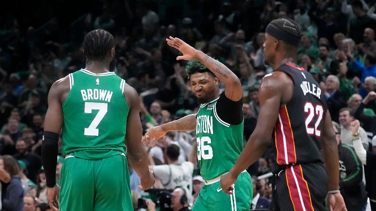 Jaylen Brown (l.) und Marcus Smart lieben den Sieg, Miamis Jimmy Butler kann nur zusehen.